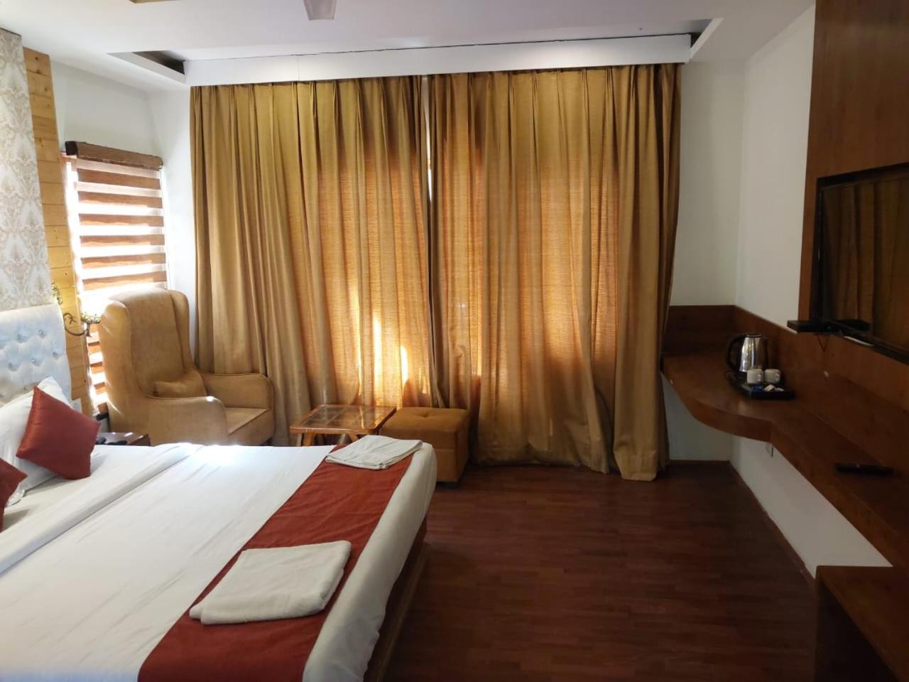 Hotel Di Villa Manāli Buitenkant foto